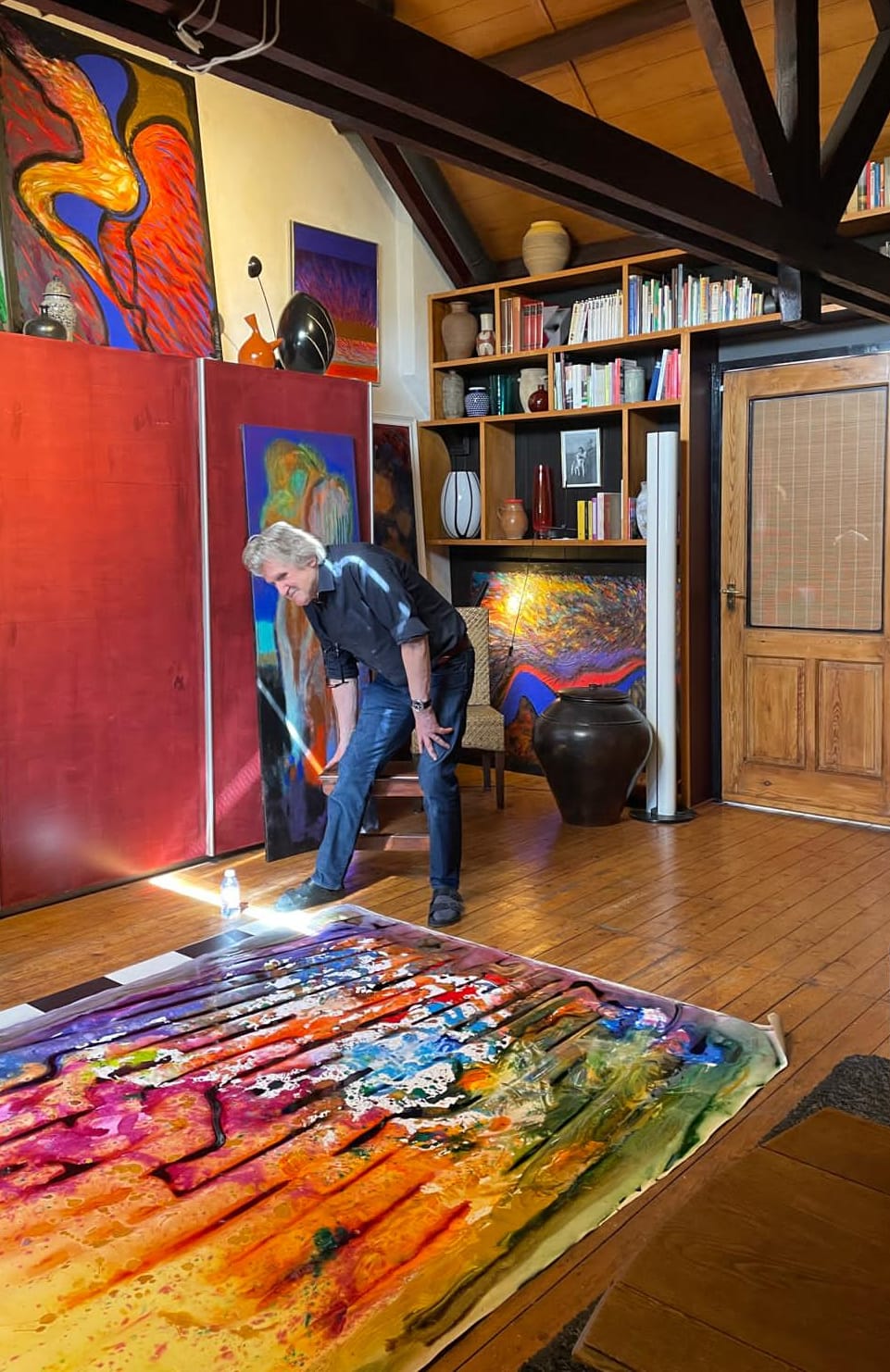 Henri Vertommen beeldend kunstenaar aan het werk in zijn atelier in Maastricht