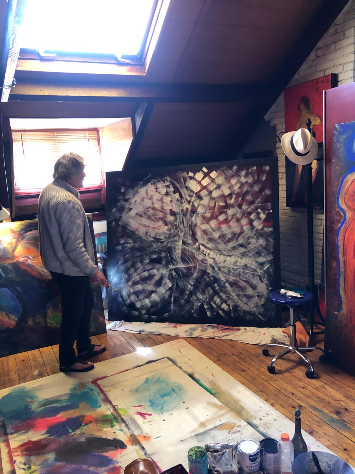 Henri Vertommen beeldend kunstenaar aan het werk in zijn atelier in Maastricht