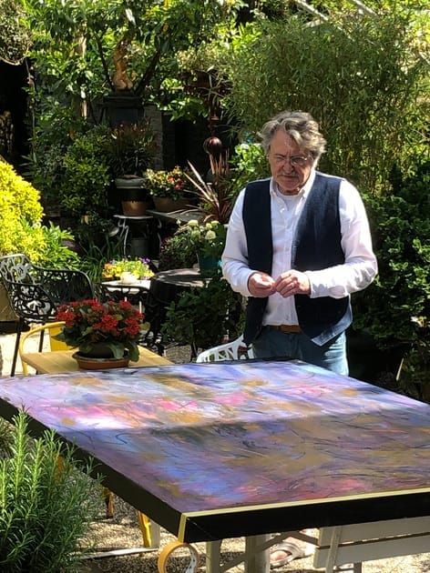 Henri Vertommen beeldend kunstenaar aan het werk in de tuin bij zijn atelier in Maastricht
