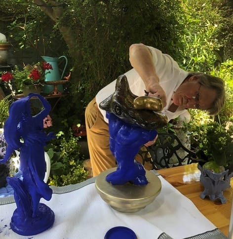 Henri Vertommen beeldend kunstenaar aan het werk in de tuin bij zijn atelier in Maastricht